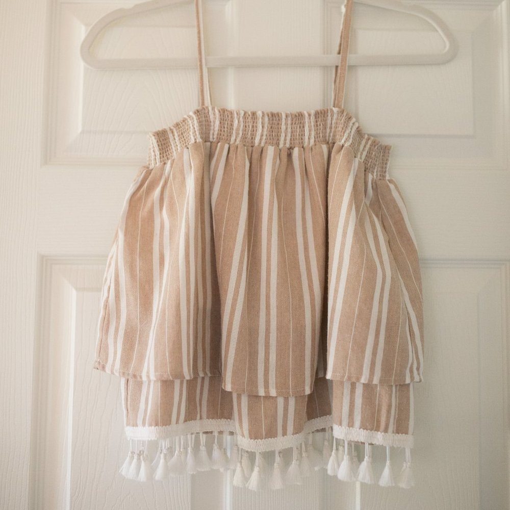 JACK by BB Dakota tan/white top w tassel details